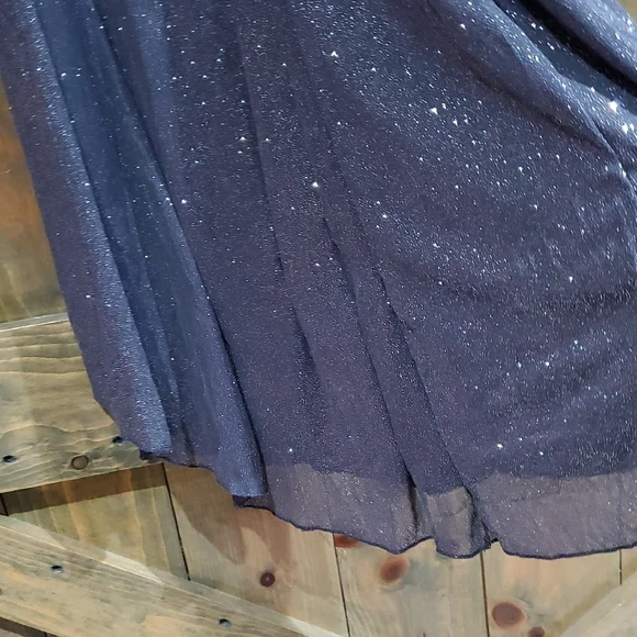 Elegant Gray Sleeveless Dress - Picture 8 of 9